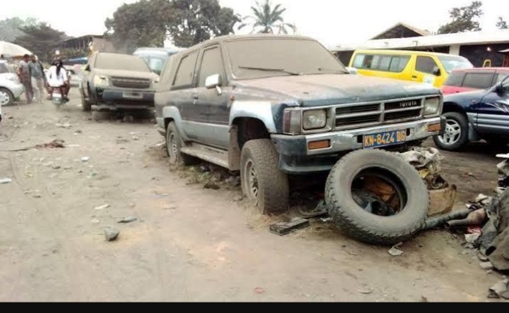Bagira : des épaves de véhicules abandonnées inquiètent la société civile à Chai